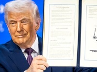 Ο Ντ.Τραμπ υπέγραψε τον ιδρυτικό χάρτη τ...