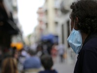 Κορωνοϊός: Σκέψεις για επαναφορά της μάσ...