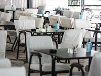 Νέα μέτρα από αύριο: Στο 50% της πληρότη...