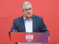 Ο Δ. Κουτσούμπας στη συναυλία για τον Θά...