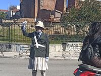 Πάτρα: Τροχονόμος τσολιάς ρυθμίζει τη κυ...