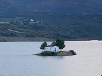 "Βυθίζεται" το εκκλησάκι στο Φ...