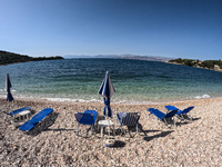 Ακράτα: Πέντε συλλήψεις για ξαπλώστρες σ...