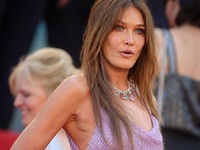 Αραγε μας αρέσει το slip dress στα 55 ότ...