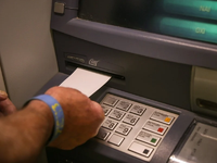 Μετρητά τέλος για τα επιδόματα, έρχονται...