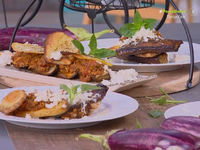 Ο Τίμος Ζαχαράτος ετοιμάζει μελιτζάνες γ...