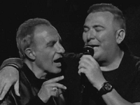 Νίκος Αλιάγας και Αντώνης Ρέμος τραγούδη...