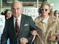 Στη νέα σειρά «Gaslit» με θέμα του Γουοτ...