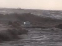 Κακοκαιρία Daniel: Αυτοκίνητα χάνονται μ...