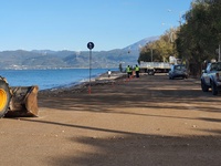 Ακόμη μαζεύουν πέτρες, πλαστικά και ξύλα...