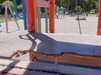 Παιδική χαρά με τρύπες στο νότιο πάρκο τ...