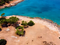 Το νησί του Σαρωνικού με το μυστικό τούν...