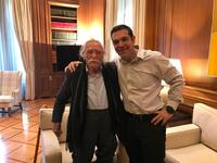 Ο Αλ. Τσίπρας αποχαιρετά τον Μανώλη Γλέζο