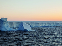 Το μεγαλύτερο παγόβουνο στον κόσμο δραπε...