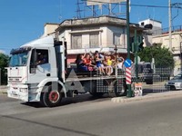 Πάνε κομβόι τα προικιά της νύφης σε τσιγ...