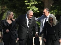 Σε λαϊκό προσκύνημα η σορός του Πετρολού...