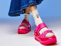 Crocs: H Vogue υμνεί τα μοντέλα «Mega Cr...