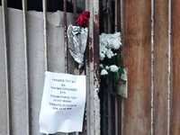 Λίγα λουλούδια και ένα σημείωμα έξω από ...