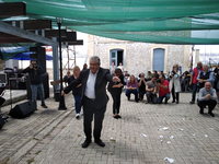 Ο Δημήτρης Κουτσούμπας χορεύει ζεϊμπέκικ...