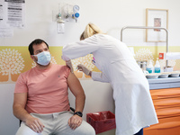 Μ. Θεοδωρίδου: Μια δόση εμβολίου αρκεί γ...