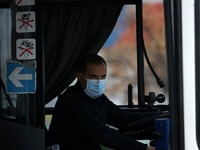 Με μάσκες λόγω κορωνοϊού στο λιμάνι της ...