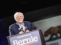 Ο Μπέρνι Σάντερς δεν αποσύρεται από την κούρσα