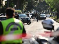  Γαλάτσι: Άνδρας έχει ταμπουρωθεί στο σπ...