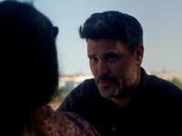 HOTΕΛ ΕΛVIRA: O Χάρι κάνει ό,τι μπορεί γ...