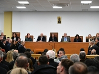 Δίκη Τεμπών: Οργισμένες αντιδράσεις από ...