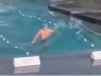 Ταϊβάν: Κολυμβητής… παίζει με τα κύματα ...