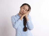 Λιγότερες από 7 ώρες ύπνου μπορεί να προ...