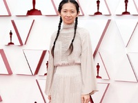 Κλόε Ζάο: Στα Οσκαρ με sneakers και κοτσ...