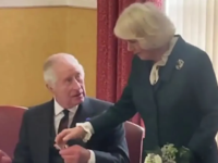 Βασιλιάς Κάρολος: Tα έβαλε ξανά με τα στ...