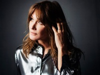 Ageless: Η Κάρλα Μπρούνι συστήνει αφέλει...