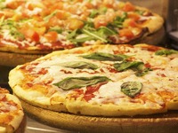 Η πίτσα «κόντρα» στο σουβλάκι: Η προσιτή...