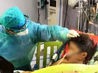 Πάτρα: Με απλή μάσκα πλέον ο 9χρονος Μάρ...