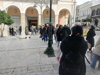 Εμπορικά: Στην ουρά με μάσκες για να ψων...