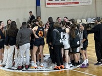 Οι κορασίδες του Προμηθέα νίκησαν τον Απ...