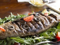 Το μυστικό για να μην κολλάει το ψάρι στη σχάρα