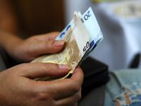 Κατώτατος μισθός: Τα σενάρια και οι παρά...