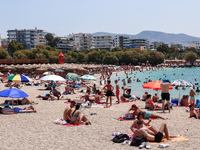 Γέμισαν από κόσμο οι παραλίες της Αττικής- ΦΩΤΟ