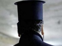 Ιερέας χαστούκισε πιστή γιατί πήρε δεύτε...