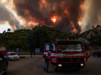 Φωτιά-Φωκίδα: Στα 6 χλμ. το μέτωπο στα χ...