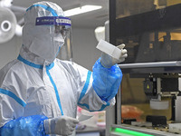 Κορωνοϊός: Όλα όσα γνωρίζουμε για τη μετ...