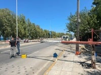 Έσπασε η μπάρα του Προαστιακού μετά από ...