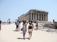 Guardian: Ο υπερτουρισμός απειλεί τα αρχ...