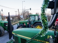 Πρωτοχρονιά στα μπλόκα για τους αγρότες-...