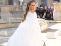 Ρόζι Χάντιγκτον: Απογείωσε το λευκό cape...