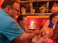 Ο δάσκαλος κοιτάζει το "Σχολικον Εν...