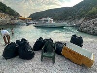 Ιδιοκτήτες σκαφών μάζεψαν τα σκουπίδια α...